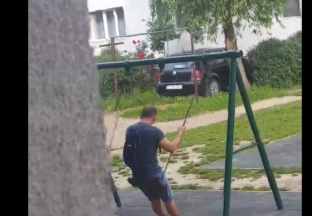 EXCLUSIV: Adulți în toată firea călare pe leagănele destinate copiilor