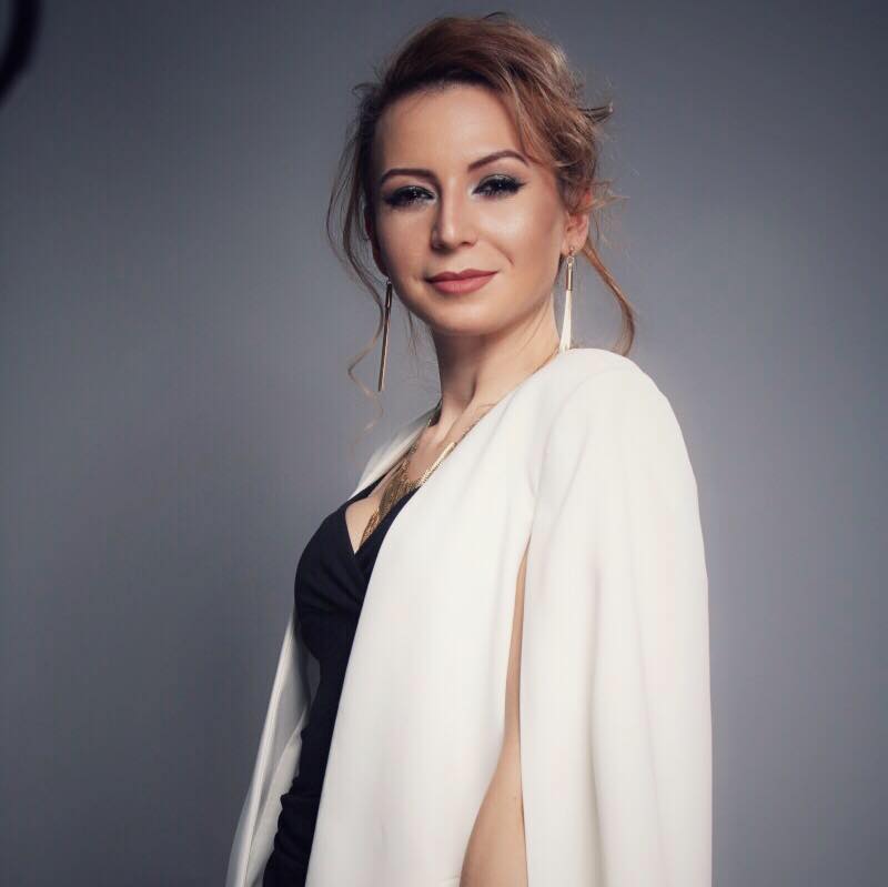 Este din Câmpia Turzii și face carieră ca stewardeză – faceți cunoștință cu Alexandra Cristina Enache