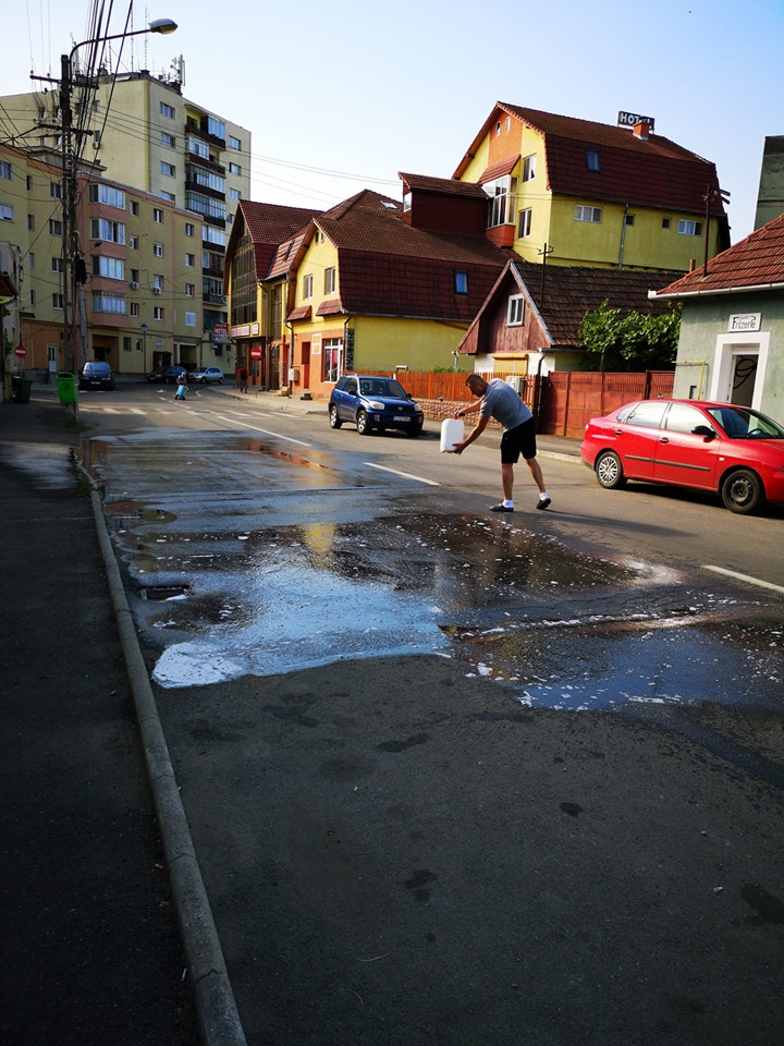 „Gunoierele” Companiei de Salubritate las în urmă „o zeamă jegoasă și urât mirositoare”