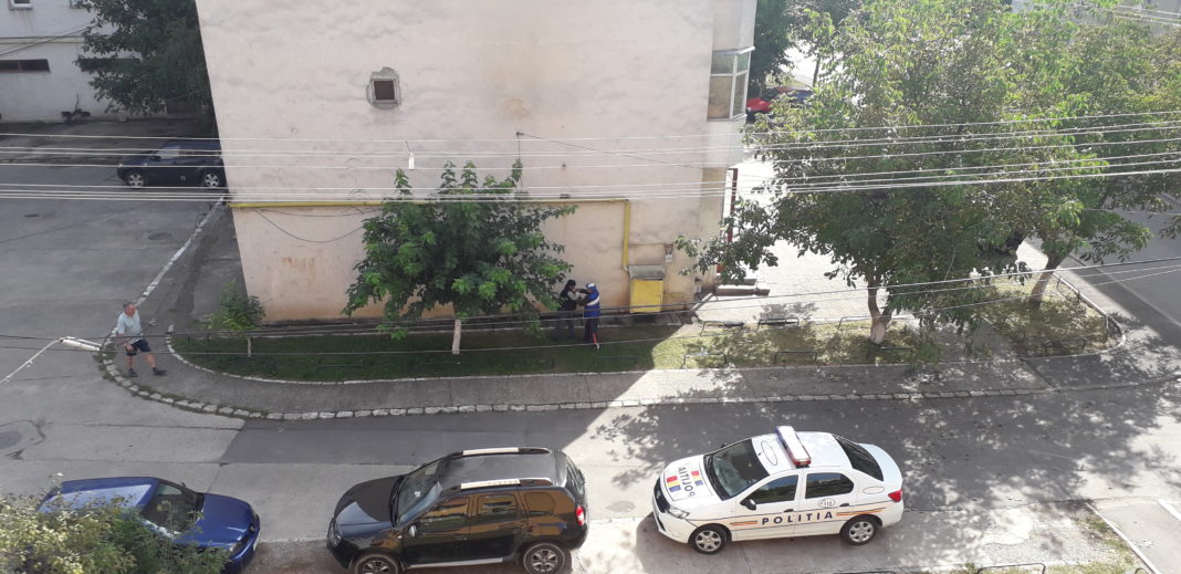 EXCLUSIV: S-au luat la bătaie lângă mașina Poliției