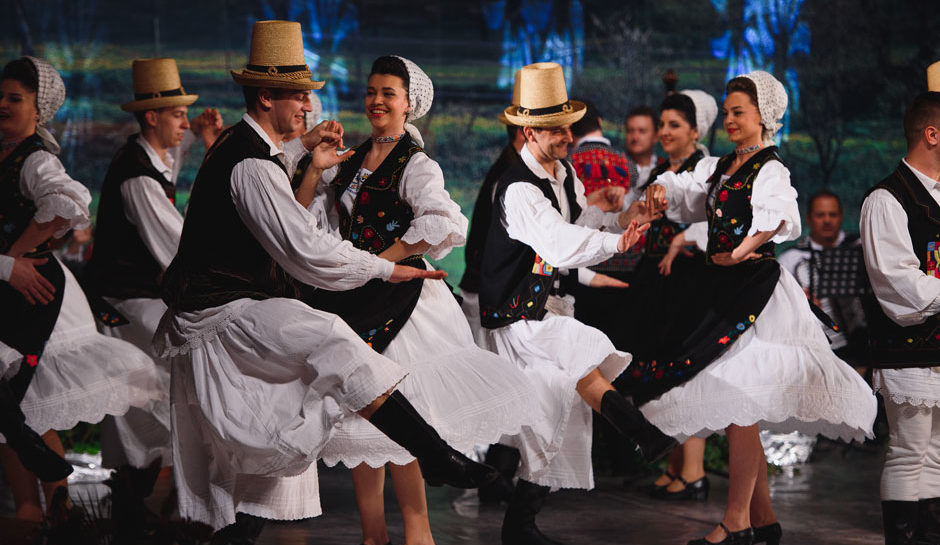 Cand vrei sa fii “neaos” dar iti da cu virgula! Numele unui ansamblu din zona stalcit pe net