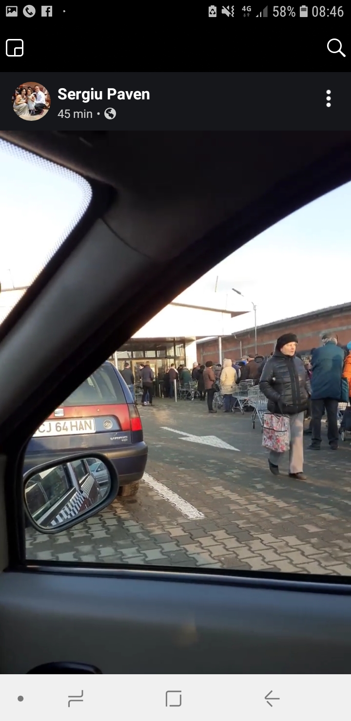 Au innebunit “salcamii” – cozi imense la LIDL Campia Turzii