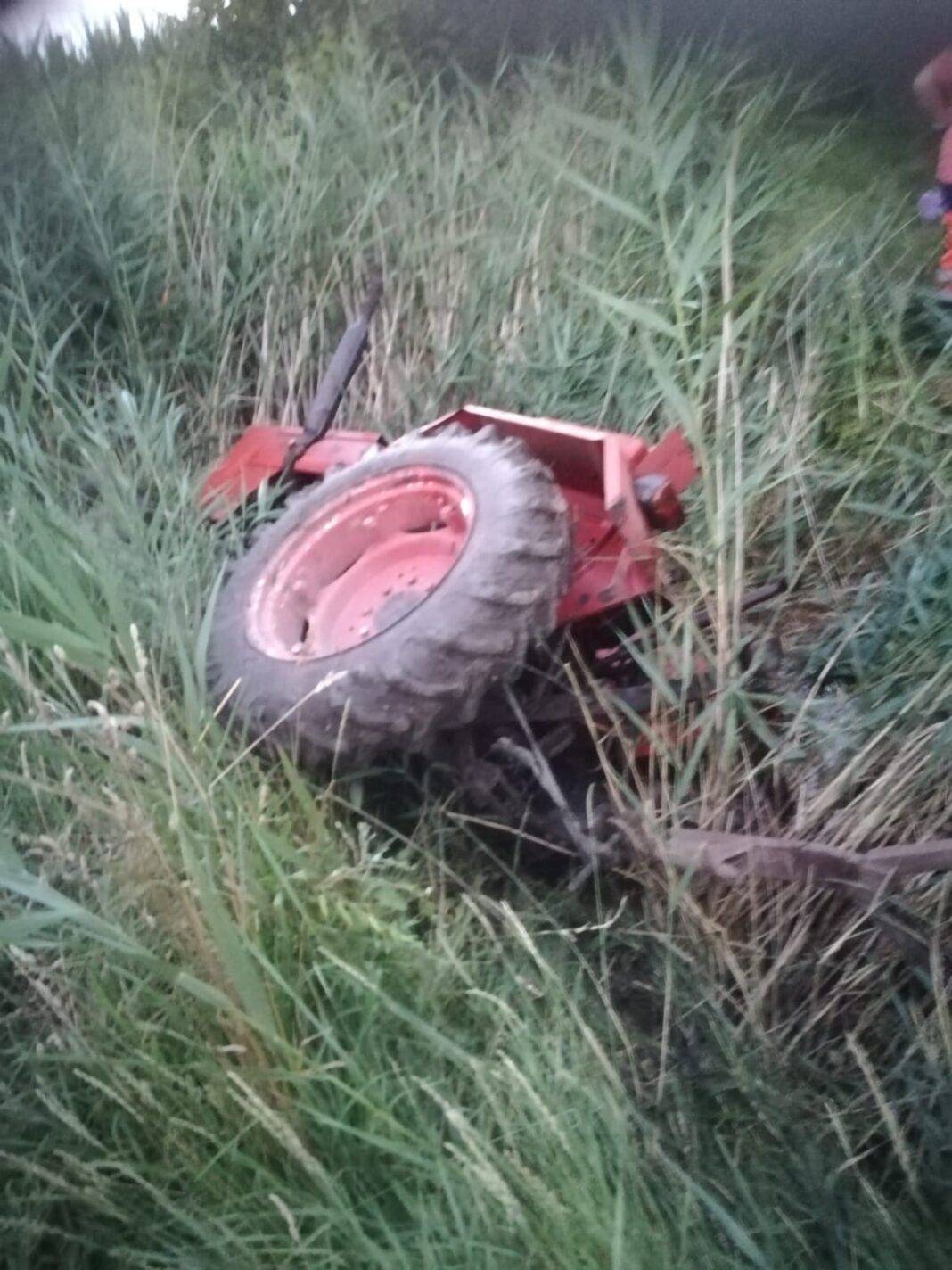 Tragedie la Lunca Mures – a murit dupa ce a cazut tractorul pe el