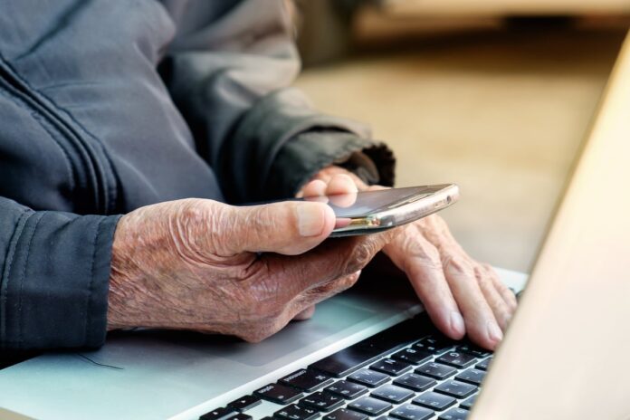 Stiai ca TELEFONUL mobil este cel mai POPULAR gadget in randul pensionarilor-min