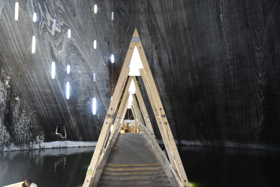 Programul în perioada Sărbătorilor Pascale: / The program during the Easter holidays: