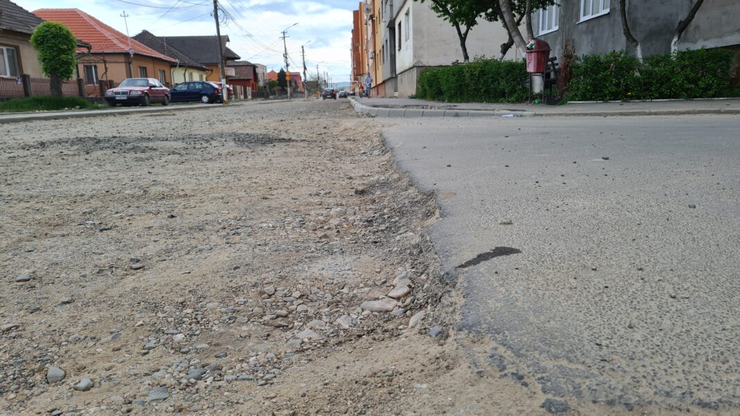 Sesizări RefleqtMedia: „Diferența de nivel pe strada Republicii este periculos de mare!”