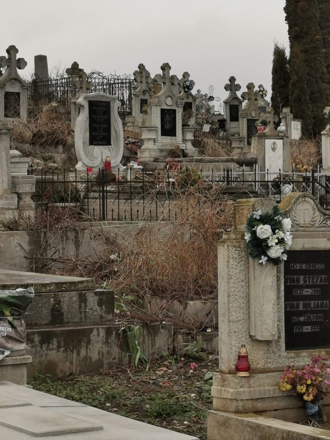 Sesizări RefleqtMedia: Cimitirul din Turda Nouă arată jalnic