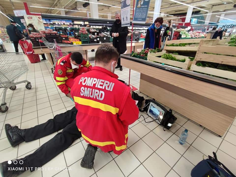 Ne-am dezumanizat complet! Bătrân lăsat să moară ÎN CORA! Ne-am dezumanizat complet! Bătrân lăsat să moară ÎN CORA!