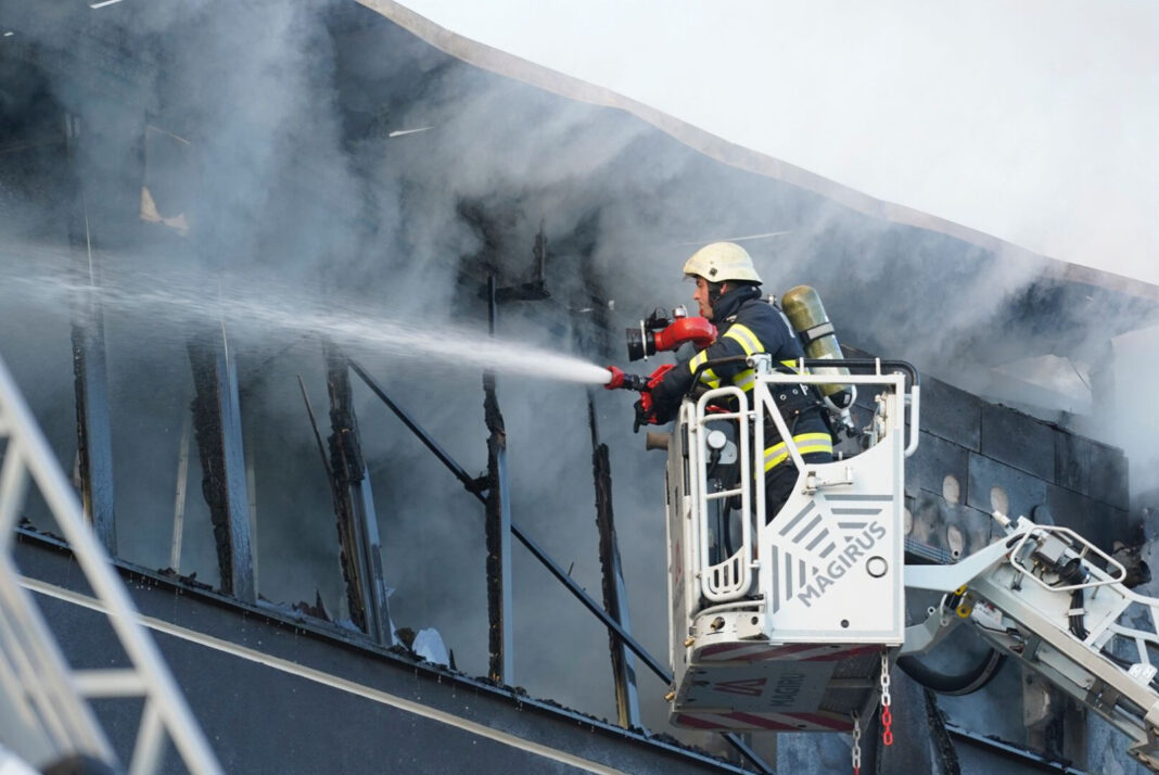 Incendiu la o hală, pe strada Putna din Turda Incendiu la o hală, pe strada Putna din Turda