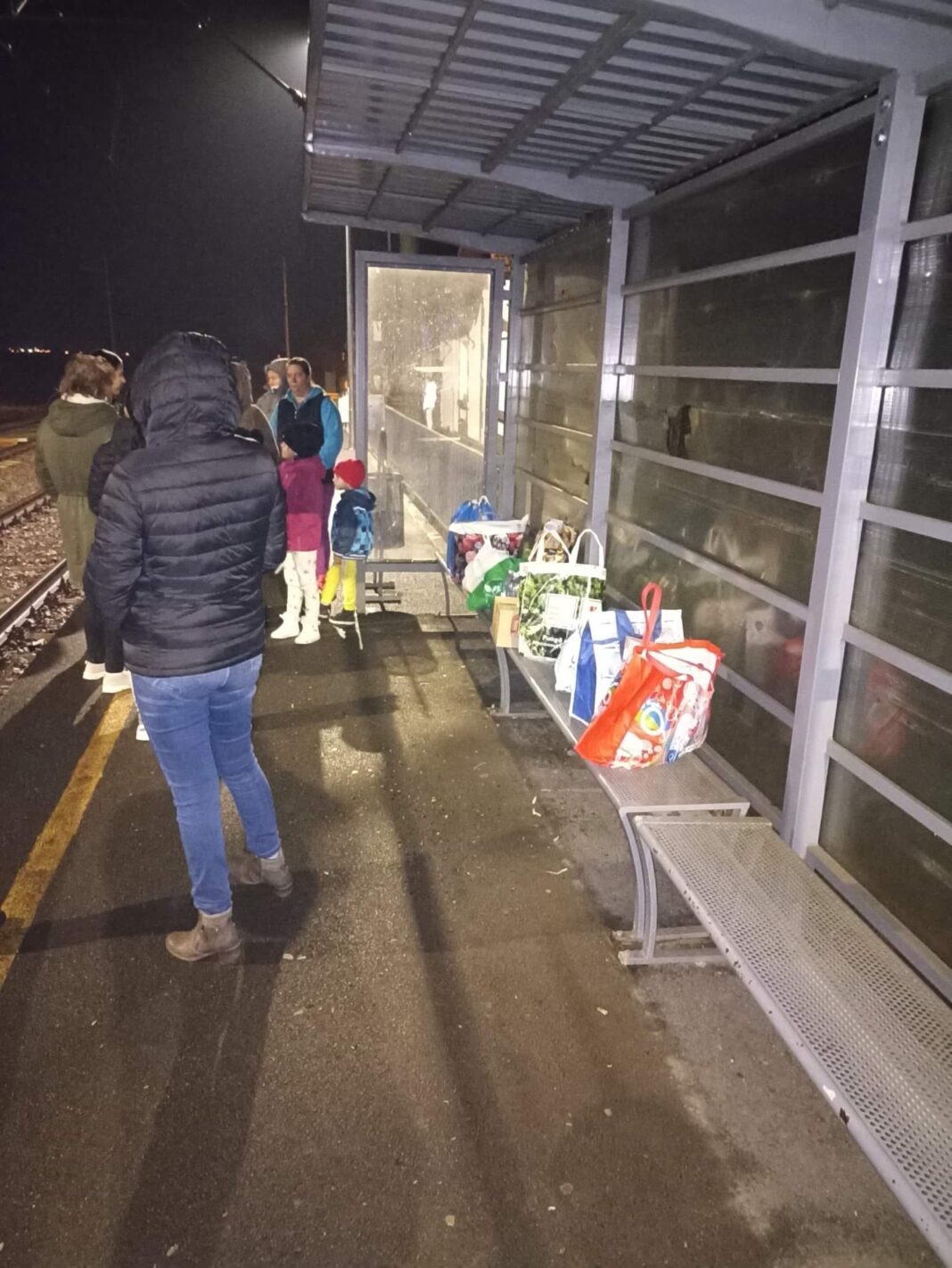 Trenul cu refugiați prin Câmpia Turzii – oamenii îi așteaptă în gară, cu pachete!