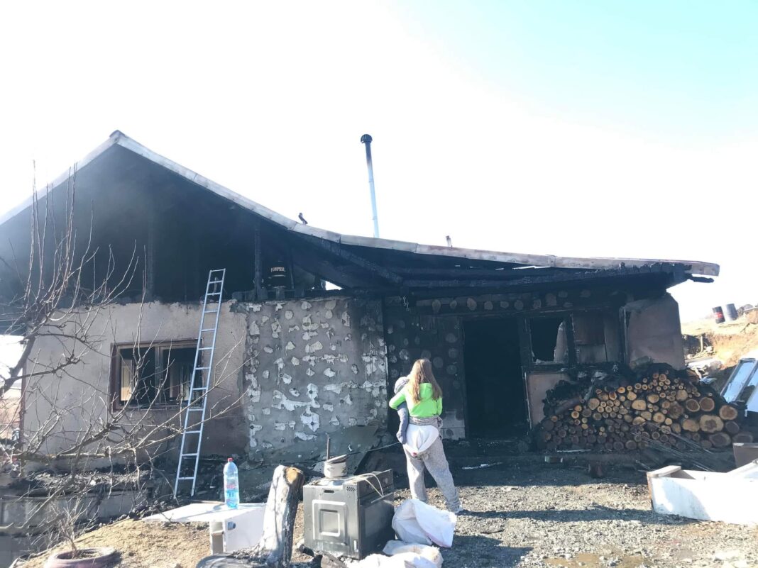 Familia a cărei casă a ars, la Crăiești, are nevoie de ajutor! Iată cum îi puteți ajuta!