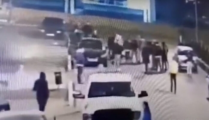 160460-video-un-om-a-murit-dupa-o-bataie-in-parcarea-de-la-weekend-818x470