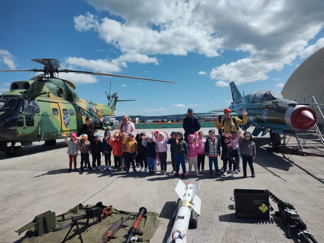 Preşcolari şi elevi în vizită la Baza 71 Aeriană Preşcolari şi elevi în vizită la Baza 71 Aeriană