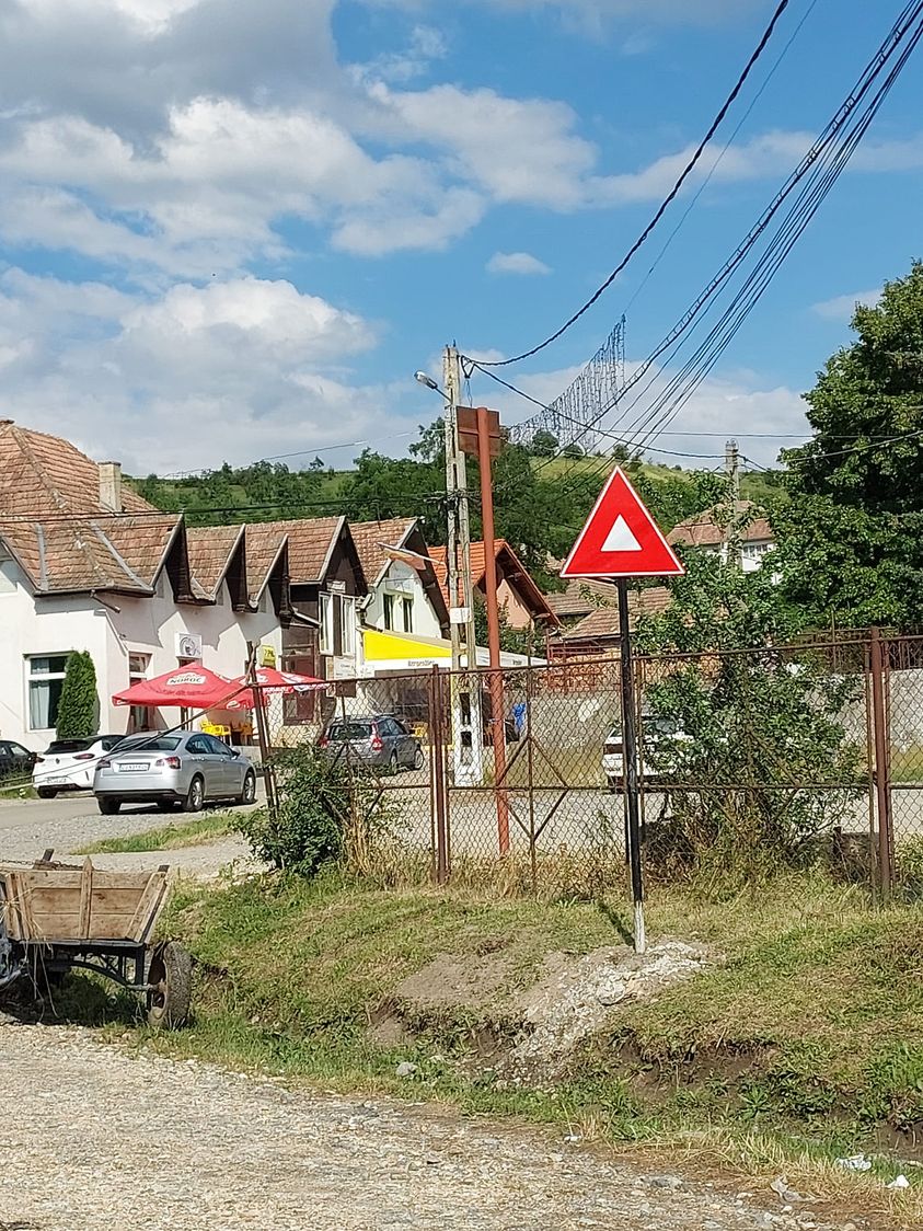 Dorel a ajuns și la Tritenii de Jos și montează semne de circulație