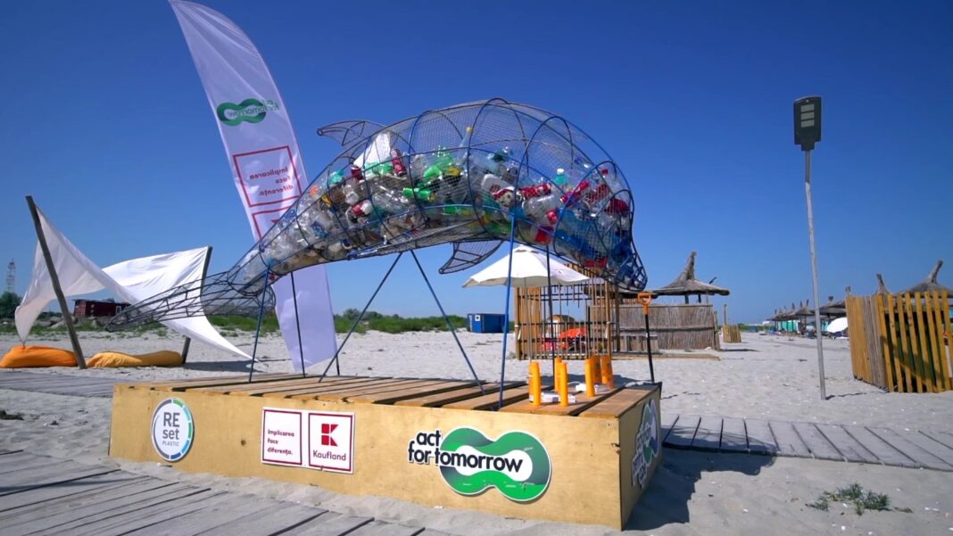 11 picturi murale 3D pe asfalt și infrastructuri de colectare în formă de animale marine gigant transmit un nou semnal de alarmă împotriva poluării apelor din România