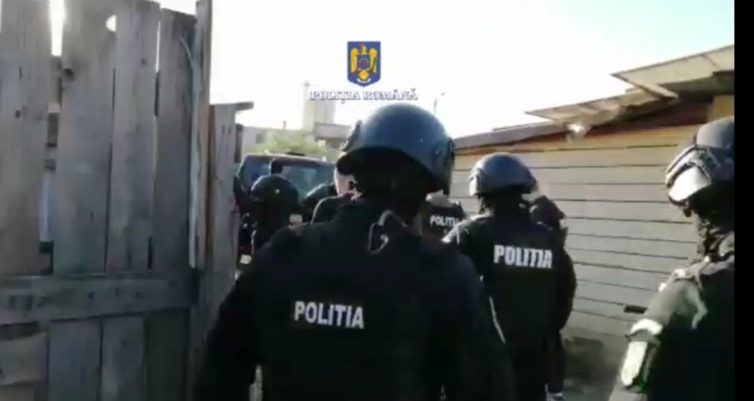 Percheziții la Turda