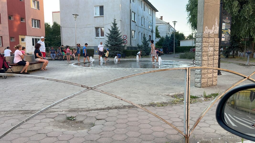 EXCLUSIV: Bucuria copiilor din Câmpia Turzii – a pornit arteziana!