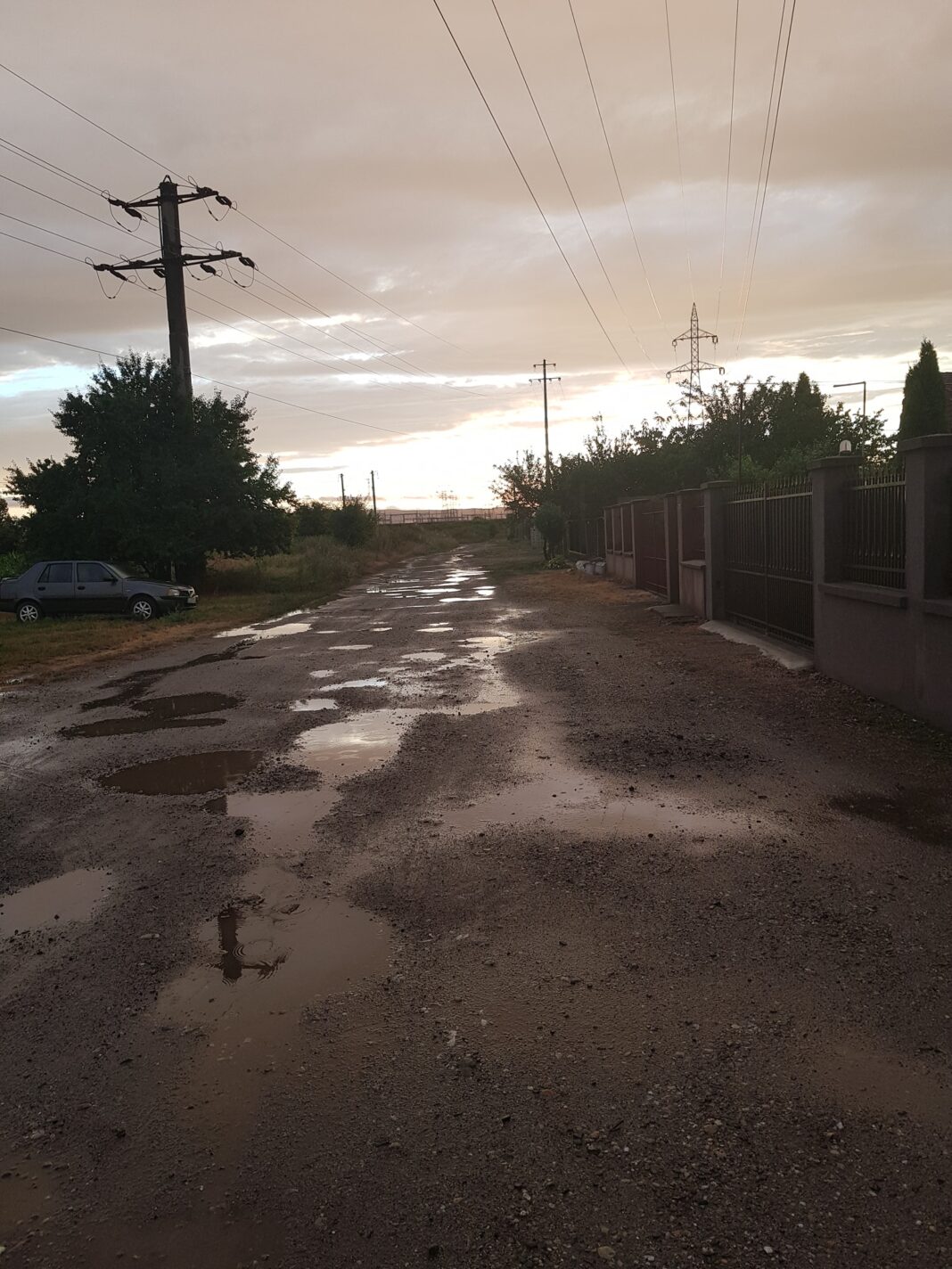 Cetățenii reclamă: De 22 de ani, strada Republicii din Câmpia Turzii arată așa!