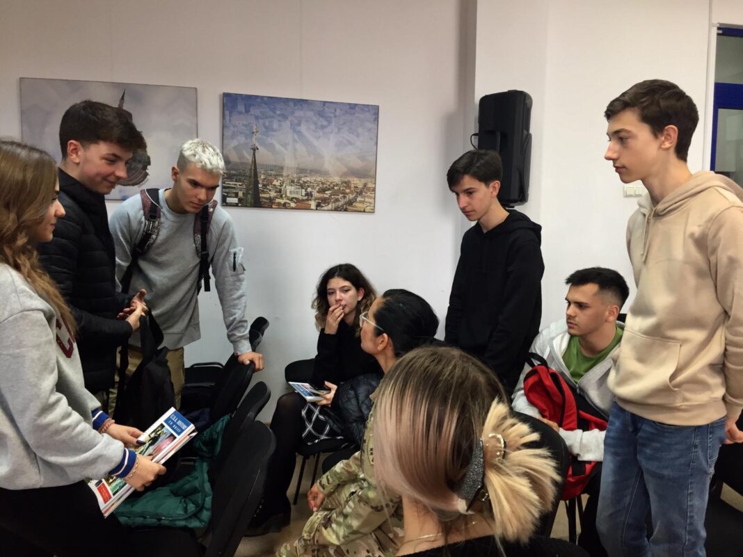 Militari americani reprezentanți ai Civil Affairs Team și un grup de militari români s-au întâlnit cu elevii Colegiului Tehnic „Victor Ungureanu”