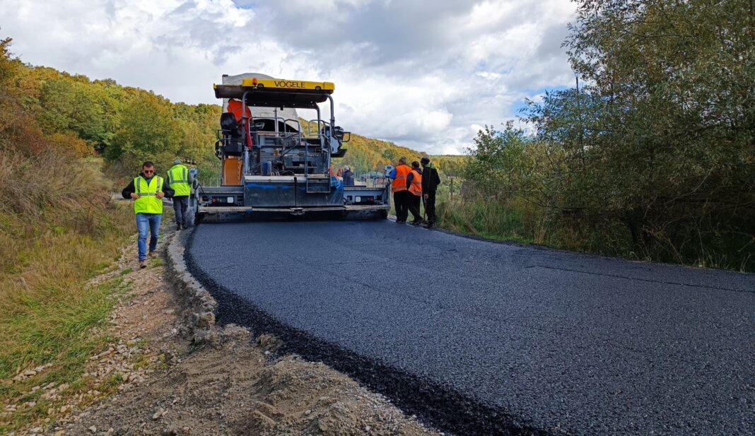 Asfaltarea drumului spre Lacul Micești sau când colaborarea inter-instituțională generează dezvoltare