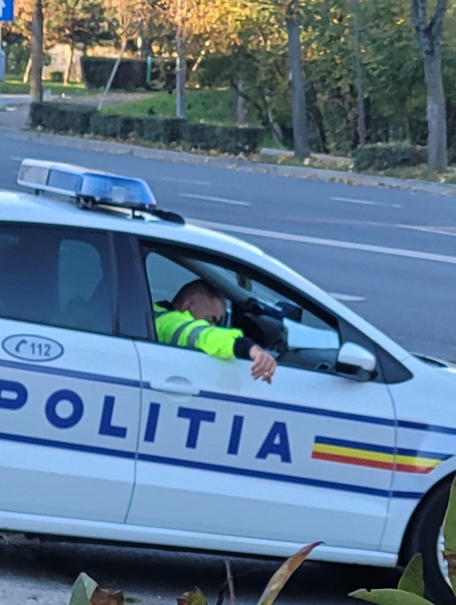 Polițiști surprinși în timp ce încalcă DOUĂ LEGI!
