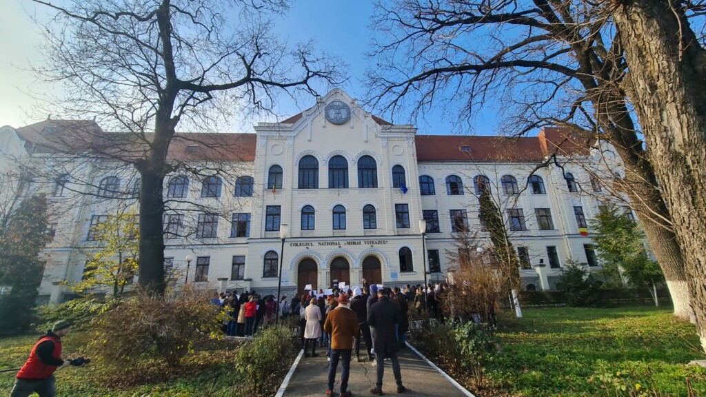 Protest la Colegiul Național „Mihai Viteazu” Turda – se cere demisia directoarei