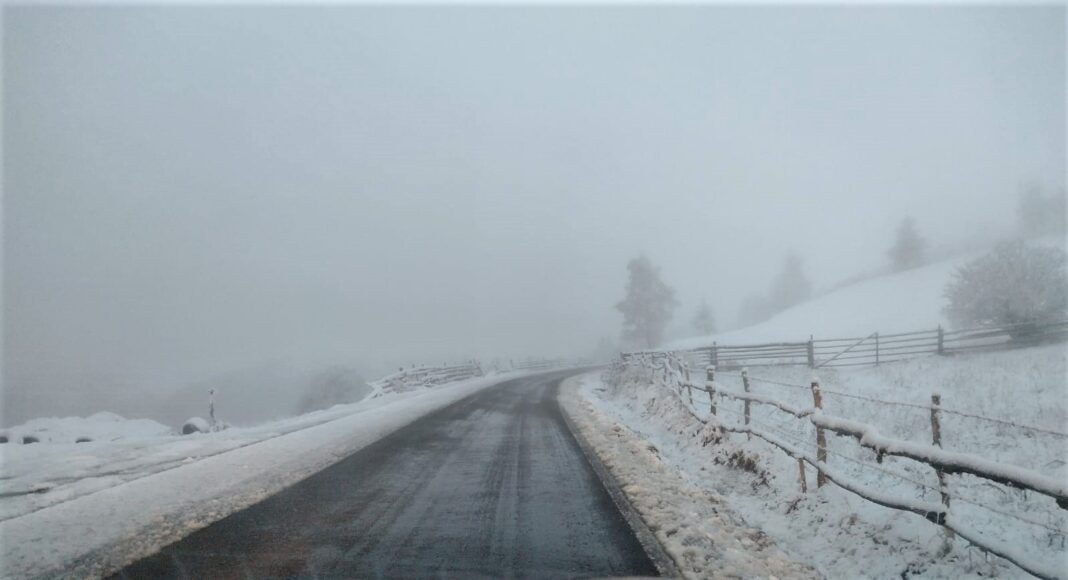 ❗️ 21 de tone de material antiderapant, pe drumurile județene din zona Turzii