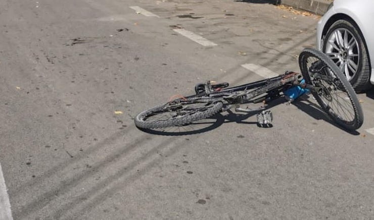 Biciclist beat, accidentat pe DJ150! A ajuns la spital după ce s-a prăbușit în mijlocul drumului!