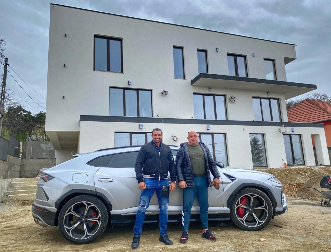 mihai moldovan și alex bodi în fața uneia dintre pensiunile deținute de moldovan