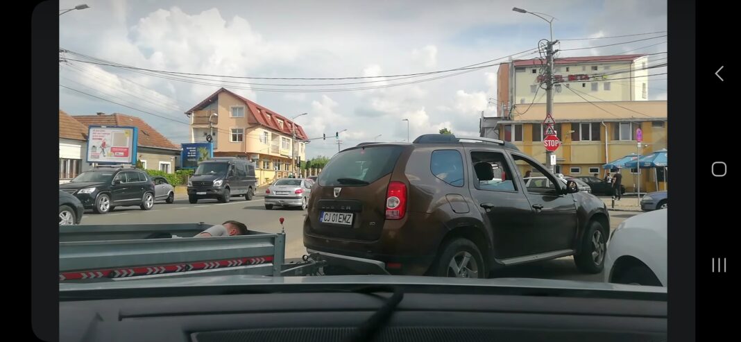 Ii fain la Cluj: barbat transportat in remorca unui Duster Ii fain la Cluj: barbat transportat in remorca unui Duster