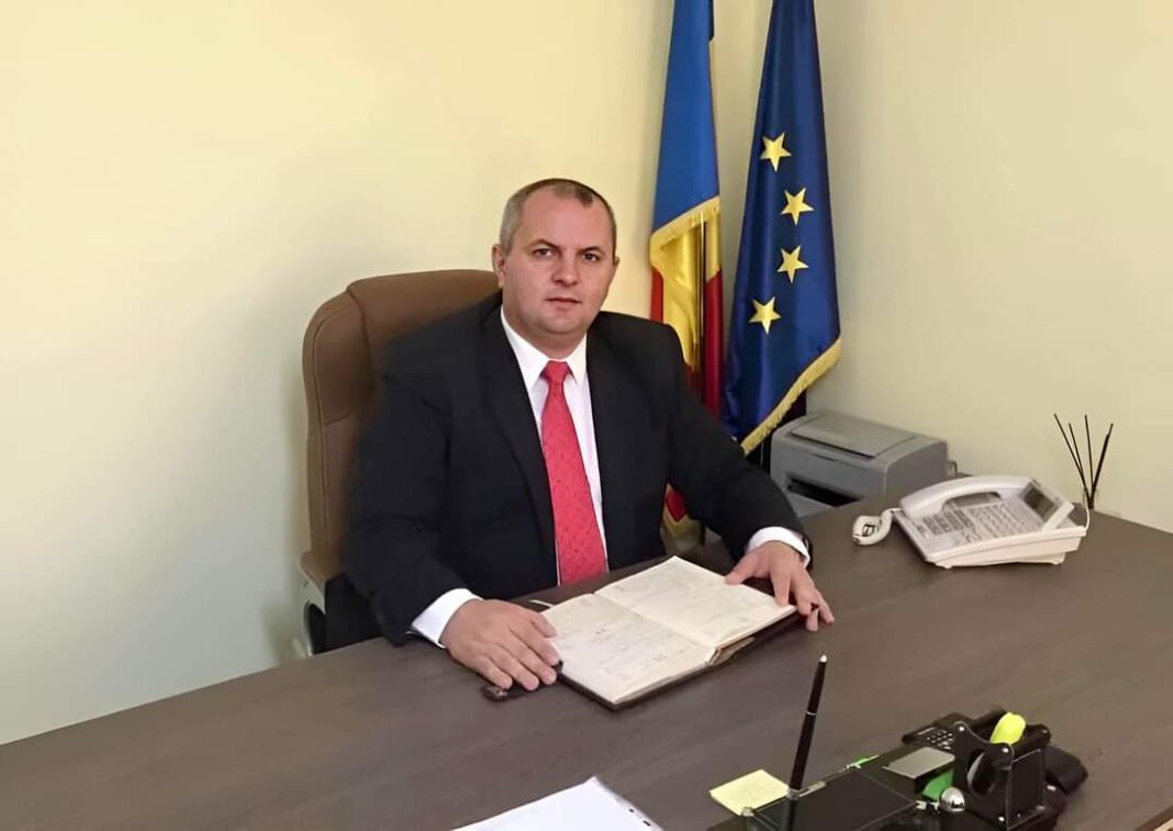 Avram Gal îi arată “ciolacul” directoarei de la “Pavel Dan”