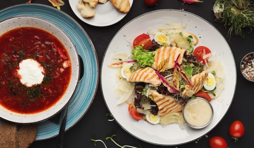 Un IT-ist lucrează doar 36 de minute să-și permită un meniul zilei – vezi cât trebuie să muncească un chelner, pentru același lucru