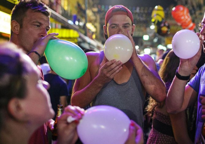 un-nou-drog-in-voga-pe-litoral-tinerii-inhaleaza-din-baloane-gazul-anestezic-funny-gas