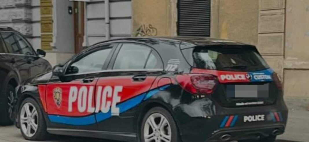 Masina cu insemne de politie la o scoala de soferi