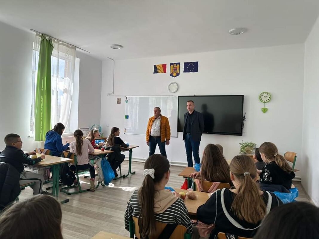 Elevii din Ceanu Mare se bucură de prima lor “Masă Sănătoasă”