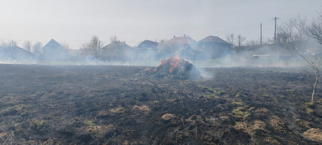 Incendii de vegetație uscată, de la Bobâlna, la Lungești