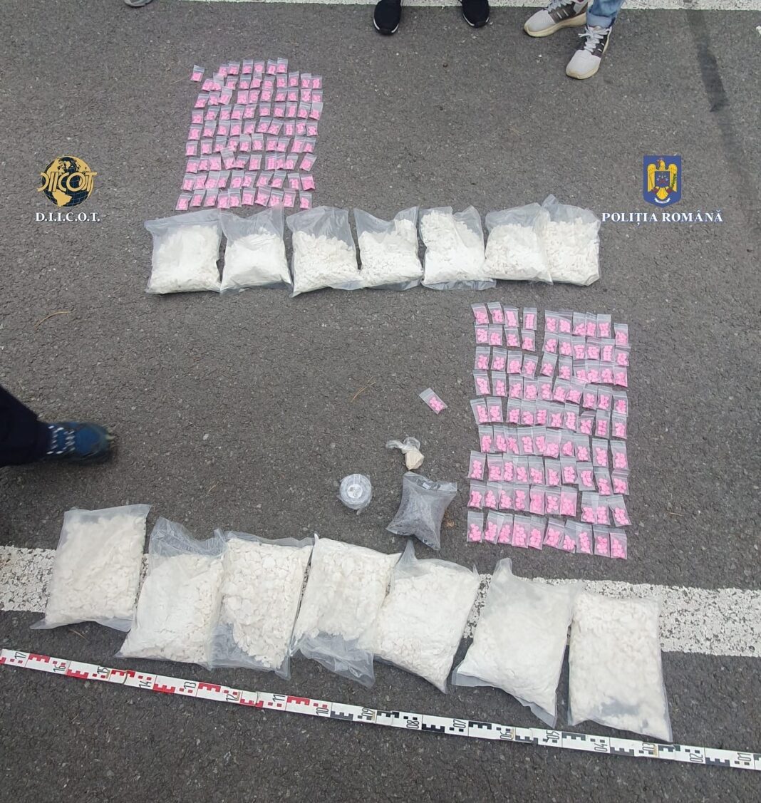 FESTIVALURI FĂRĂ DROGURI: PESTE 1.700 DE COMPRIMATE DE DROGURI DE MARE RISC ȘI 14 KG. DE PSIHOACTIVE, SCOASE DIN PIAȚĂ