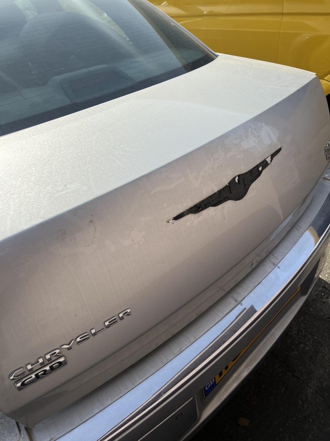 Mașină vandalizată la Câmpia Turzii