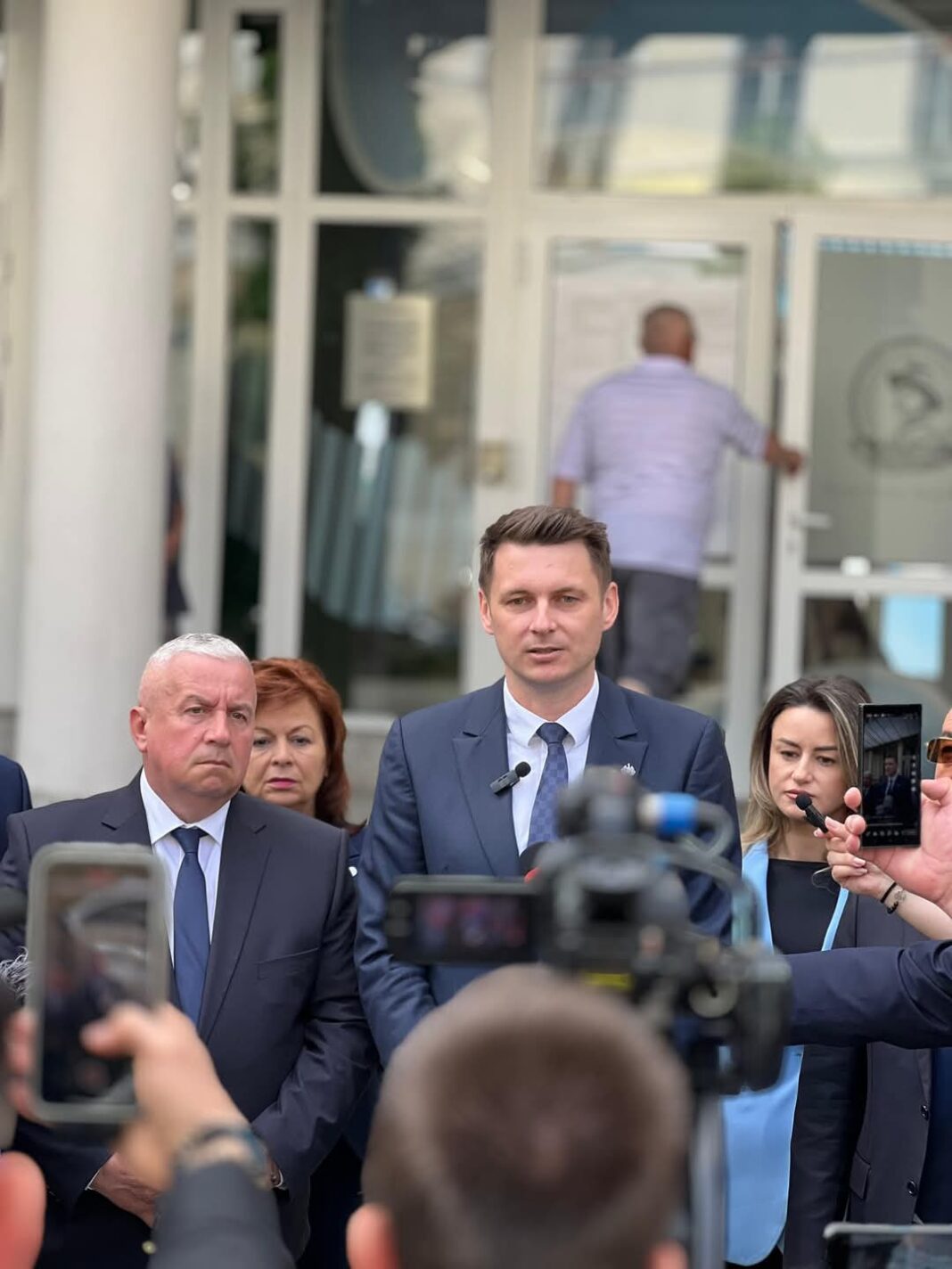 Președintele Senatului, Mircea Abrudean, a votat la Cluj: „Suntem la o răscruce de drumuri. Votați cu sufletul spre viitor!” Președintele Senatului, Mircea Abrudean, a votat la Cluj: „Suntem la o răscruce de drumuri. Votați cu sufletul spre viitor!”