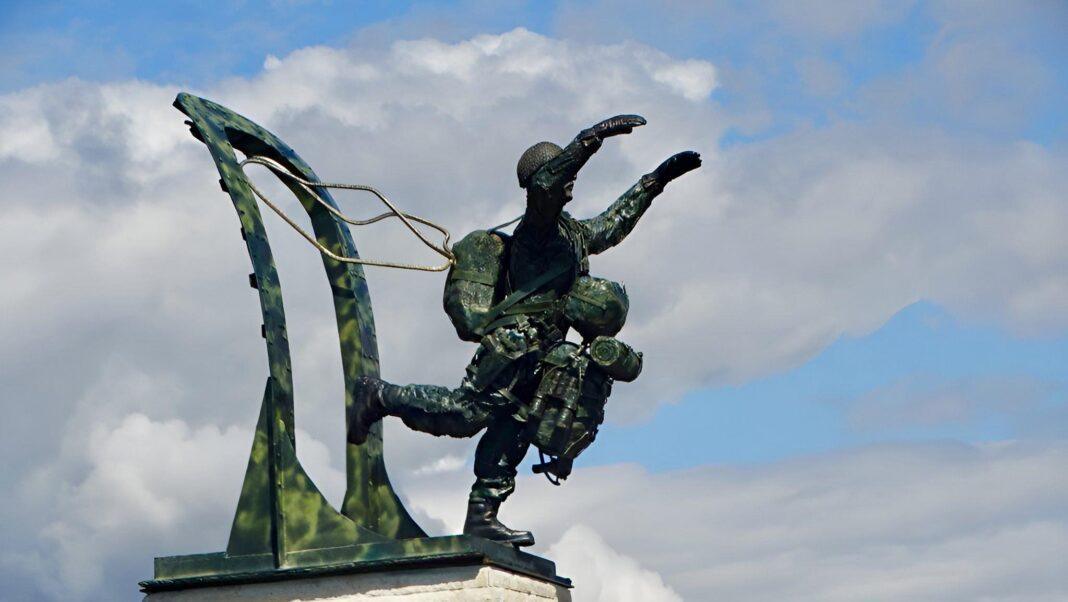 „45 de ani sub aripa onoarei! Câmpia Turzii salută parașutiștii!”