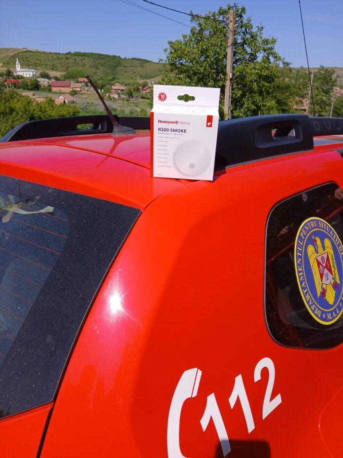 un detector de fum, pe capota unei autospeciale ISU Cluj