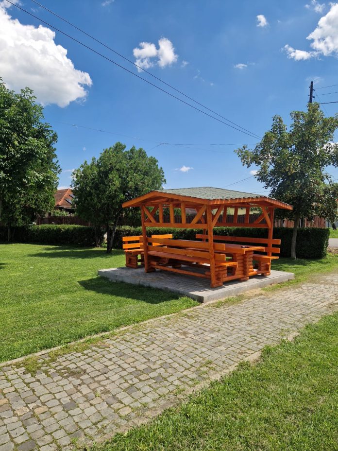 WhatsApp Image 2025-08-01 at 13.57.48_eda4baba bănci foișoare Mihai Viteazu