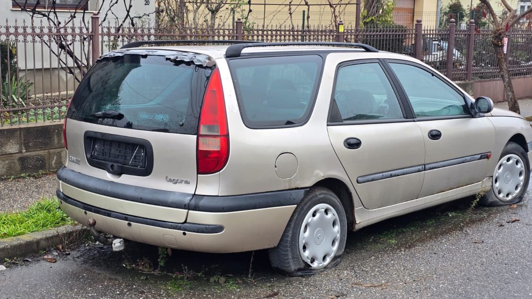 Exclusiv: Mașină vandalizată la Câmpia Turzii – Poliția nu vede nimic?