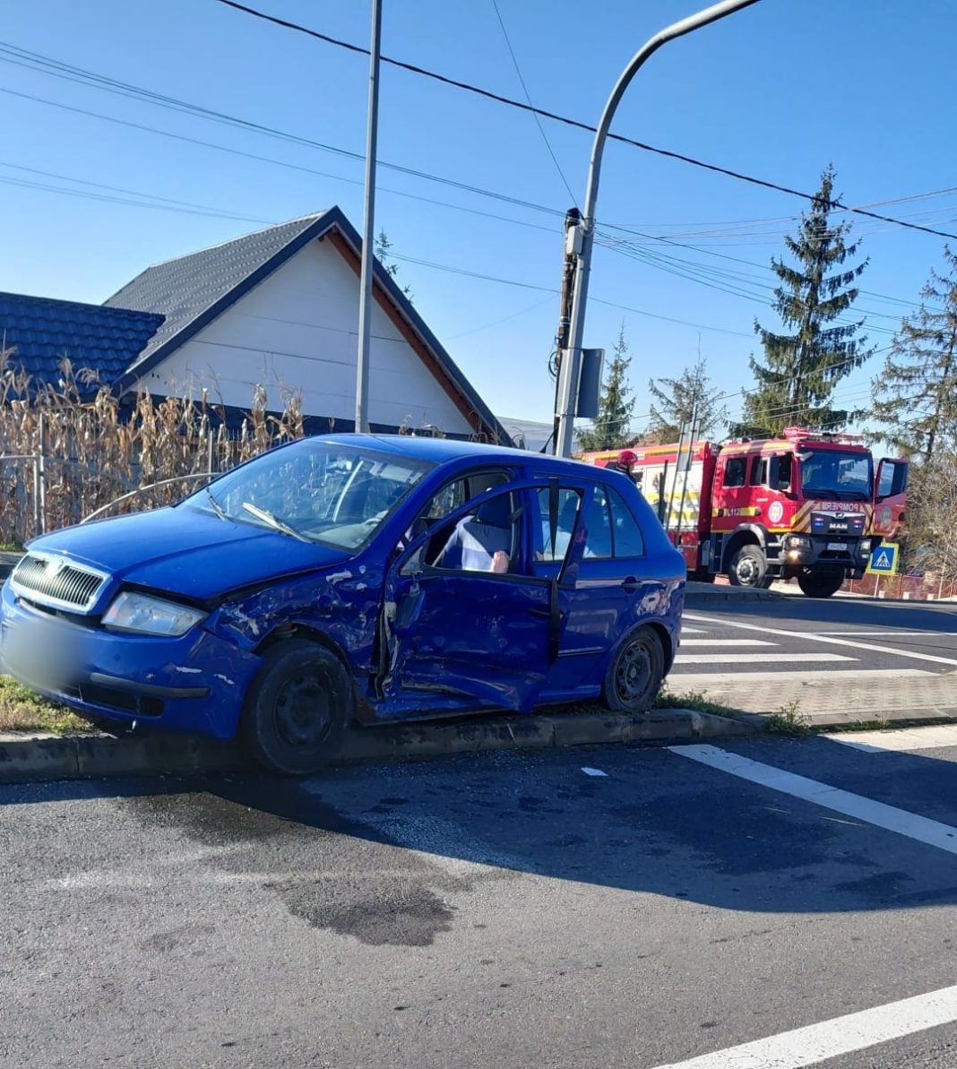 ACCIDENT ÎN TURENI! DOUĂ MAȘINI S-AU CIOCNIT – UN BĂTRAT DE 70 DE ANI, DUS LA SPITAL! 🚑🚨