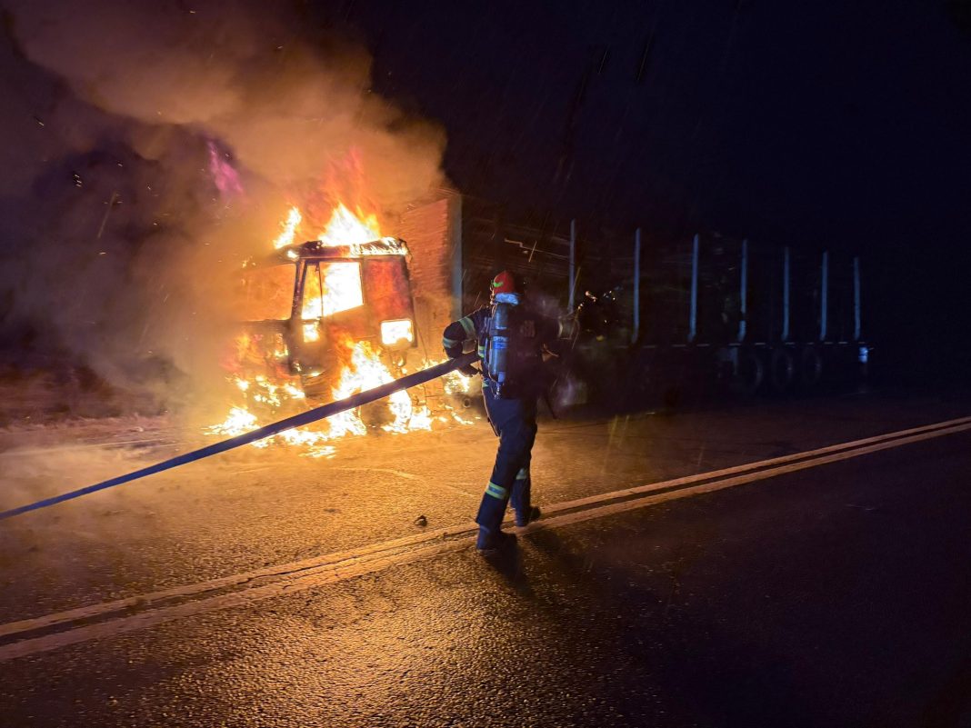 Intervenție ISU Cluj pe centura Vâlcele–Apahida: autotren cuprins de flăcări, trafic afectat