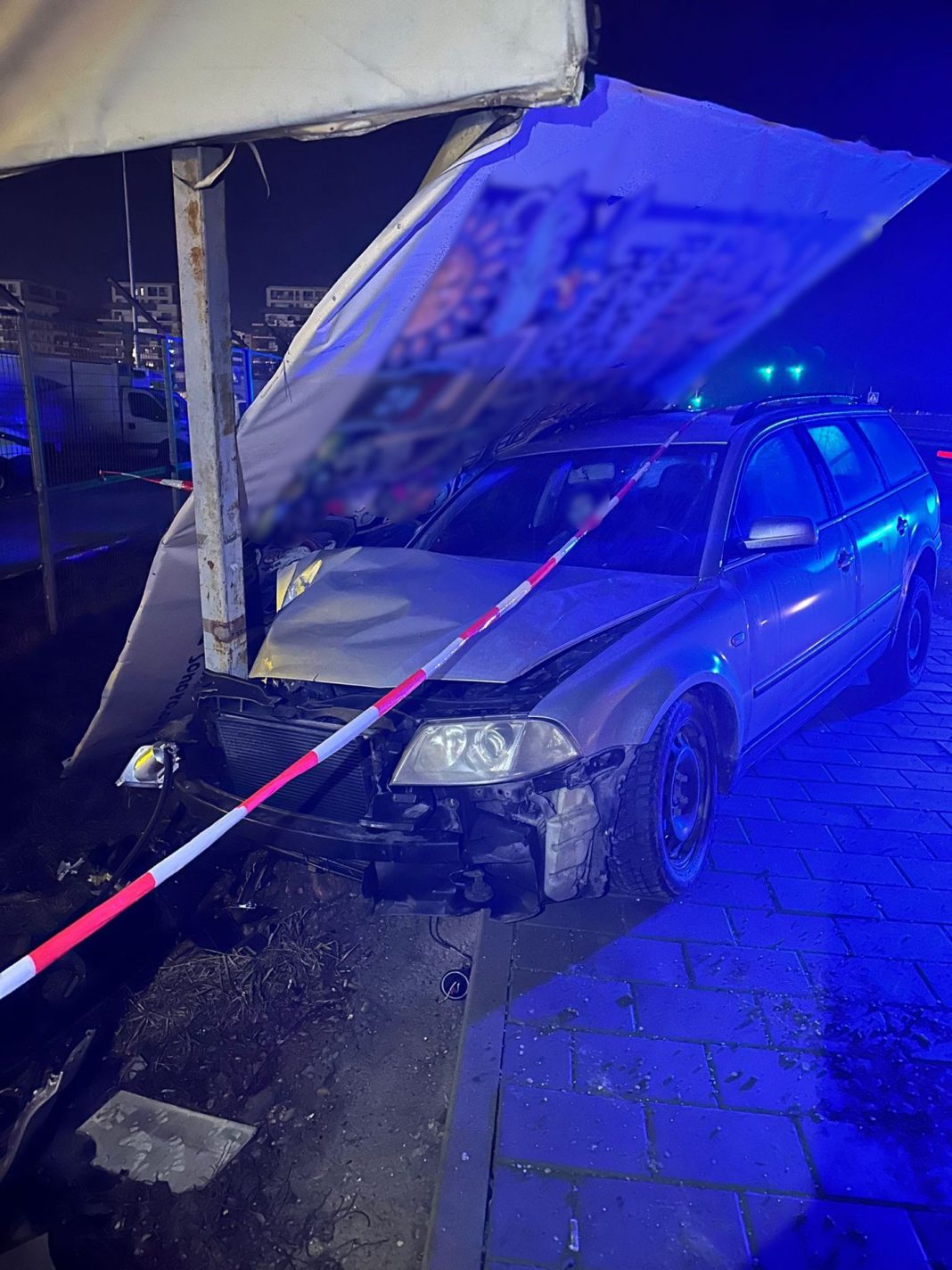 Mort de beat, a dat cu mașina într-un panou publicitar, lângă Moemax Cluj Mort de beat, a dat cu mașina într-un panou publicitar, lângă Moemax Cluj