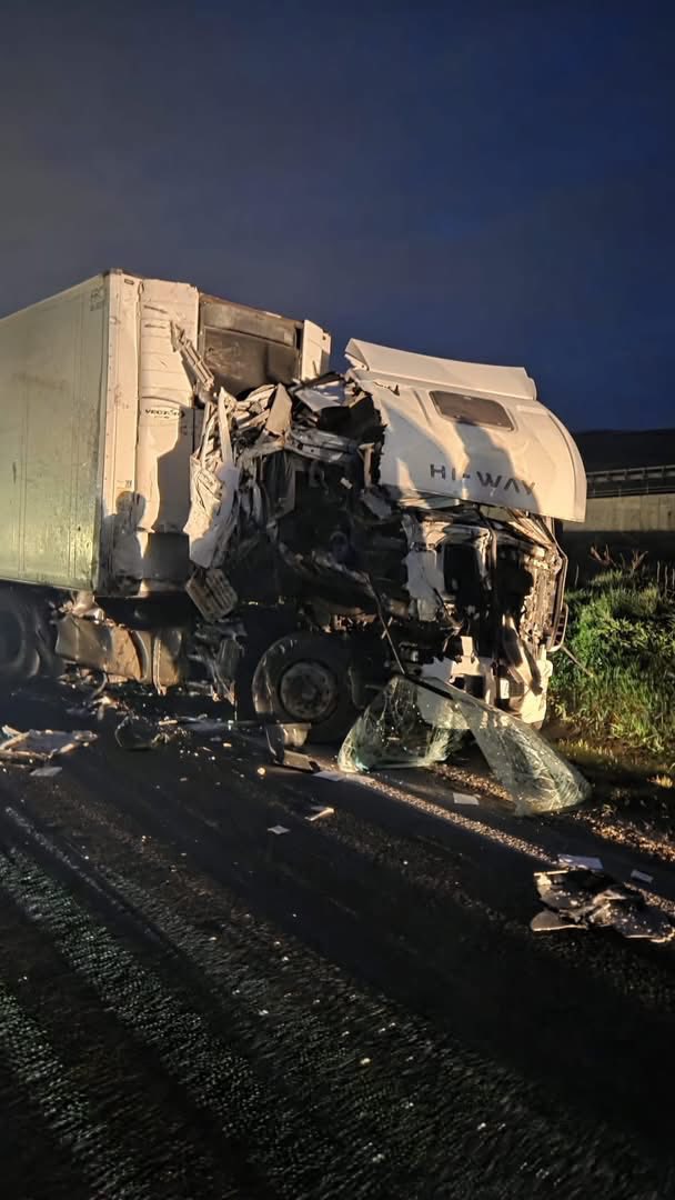 IMPACT DEVASTATOR ÎN ALBA! DOUĂ CAMIOANE FĂCUTE PRAF PE DN1 – O PERSOANĂ ÎN STARE GRAVĂ IMPACT DEVASTATOR ÎN ALBA! DOUĂ CAMIOANE FĂCUTE PRAF PE DN1 – O PERSOANĂ ÎN STARE GRAVĂ