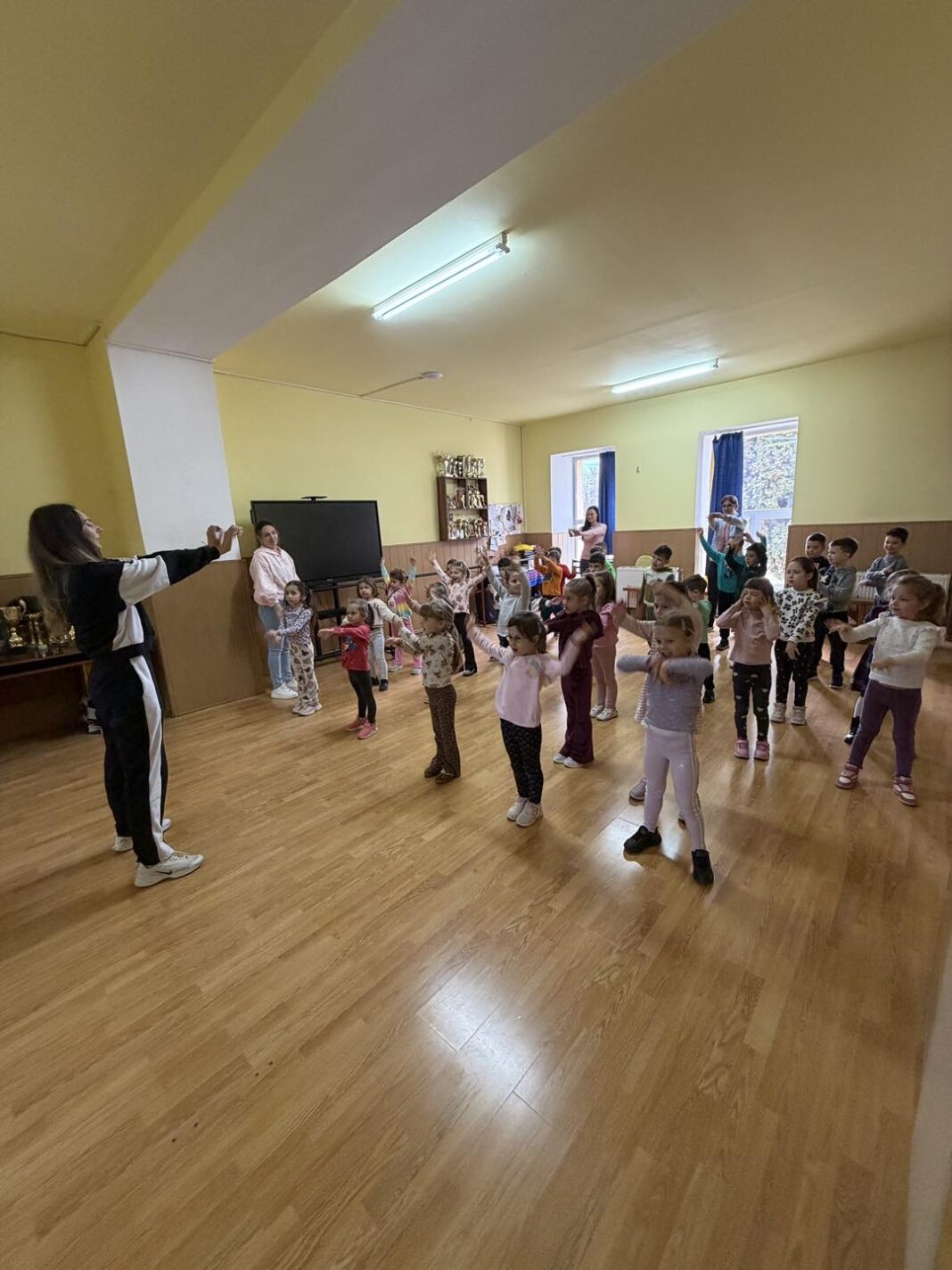 Dans, energie și zâmbete la Grădinița „Lumea Prichindeilor” din Câmpia Turzii: lecții de viață prin mișcare Dans, energie și zâmbete la Grădinița „Lumea Prichindeilor” din Câmpia Turzii: lecții de viață prin mișcare