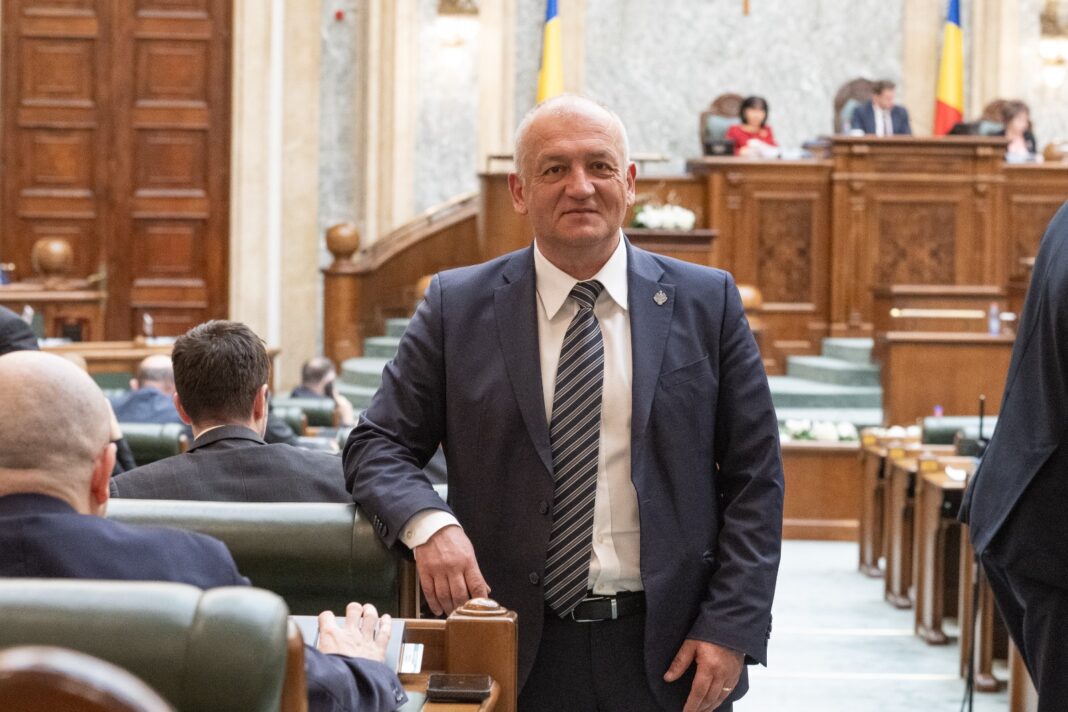 LEGEA CARE OPREȘTE ȘANTIERELE PENTRU UN PANOU LIPSĂ! Senatorul, Cristian ȘIPOȘ dă cărțile pe față! LEGEA CARE OPREȘTE ȘANTIERELE PENTRU UN PANOU LIPSĂ! Senatorul, Cristian ȘIPOȘ dă cărțile pe față!