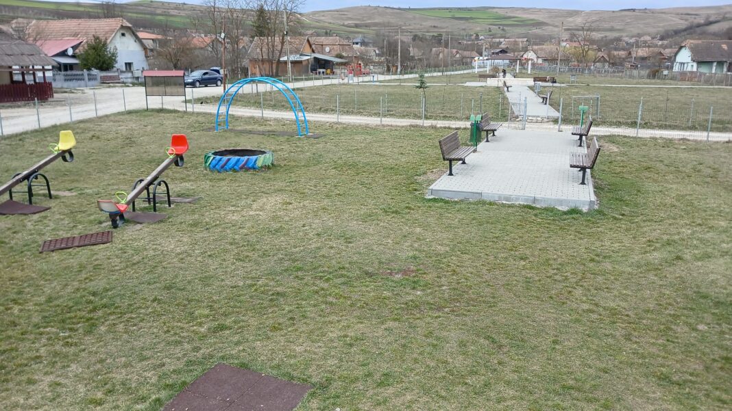 Parcul de joacă din Boian, igienizat de Primăria Comunei Ceanu Mare Parcul de joacă din Boian, igienizat de Primăria Comunei Ceanu Mare